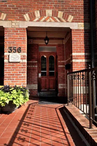2-Munro-Facade-Entrance-web